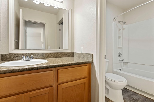 10 bathrm.jpeg - Valley Oak Apartments