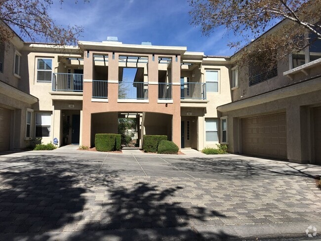 Building Photo - Spacious 1st Floor Beauty! Rental