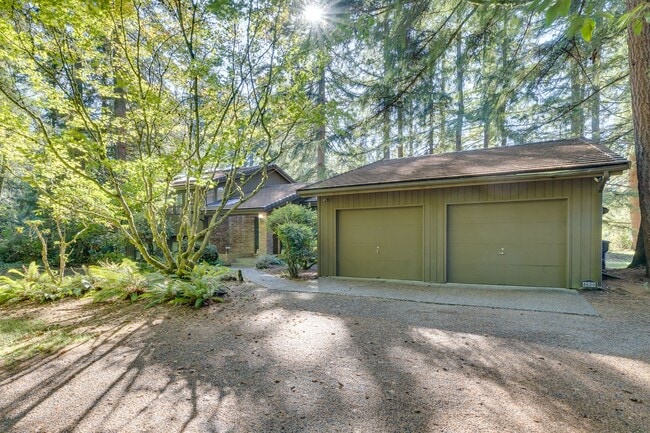 Building Photo - Mid Century Charming Bothell Retreat on 10...