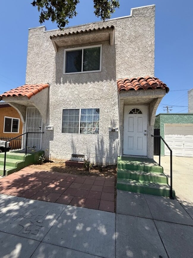 Large Upper 1 Bedroom 1 Bath in Long Beach! - Large Upper 1 Bedroom 1 Bath in Long Beach! Apartment Unit 1205