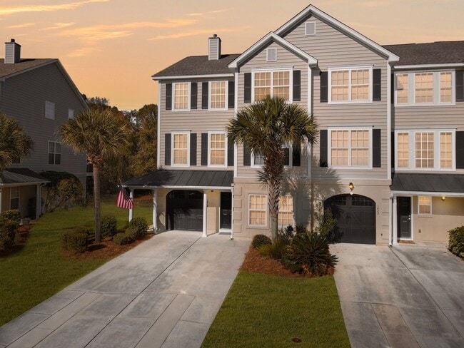 Building Photo - Fully Renovated, 4 Bedroom, 3 Bathroom, End-Unit Home in Hamlin Plantation – Prime Mount Pleasant...