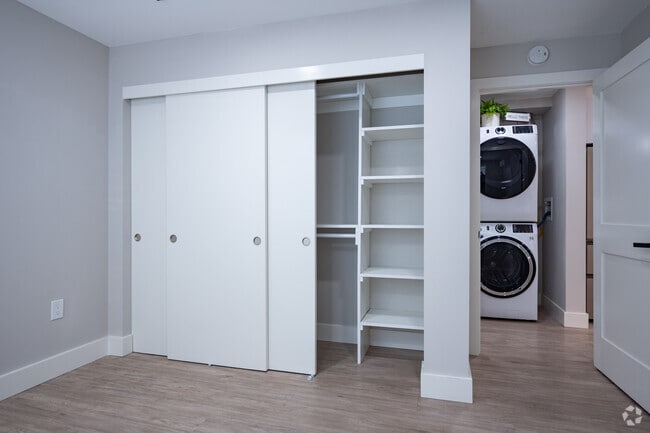 1BR, 1BA - 590SF