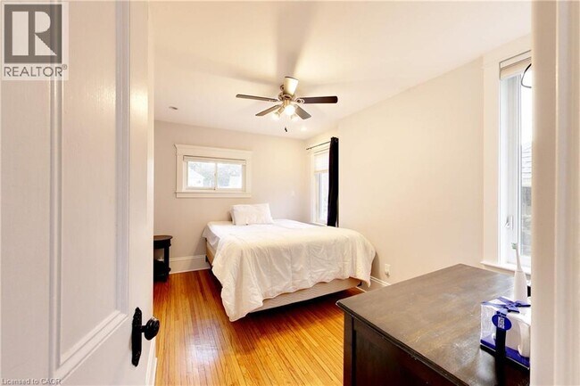 Photo - 122 Forsyth St N