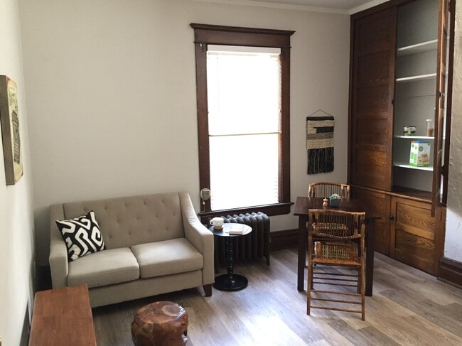 Entry into open-plan kitchen/dining area (staged) - 350 Cobun Avenue Unidad Apt 2