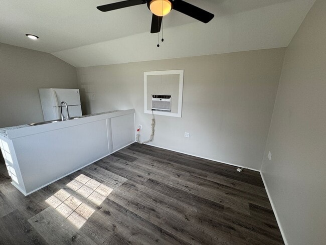 Photo - Tiny Home in Newark! Small dog allowed