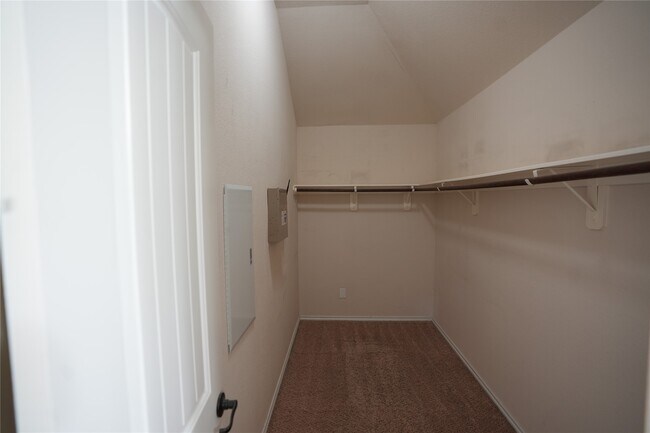 Photo - 1710 Thornhampton Ct