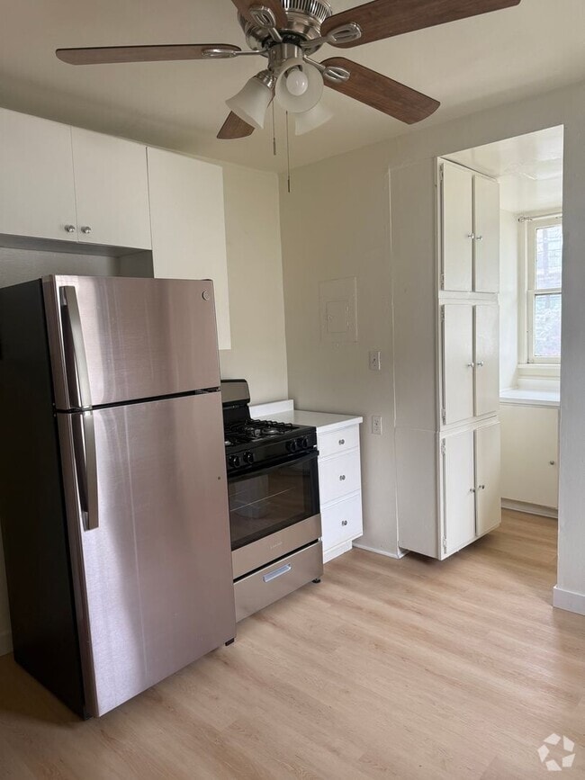 Building Photo - 1323 N Orange Dr Unit 1323 1/2 Rental