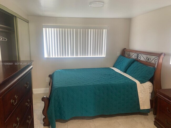 Photo - 19121 NE Miami Ct Unit 1