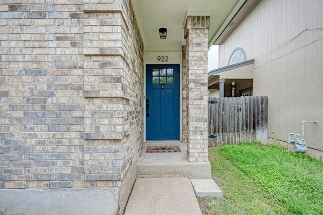 922 Thackeray Ln