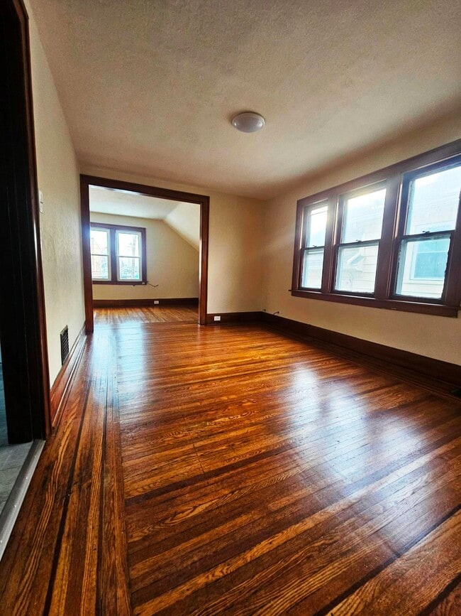 Building Photo - 536 Winspear Ave Unit Upper