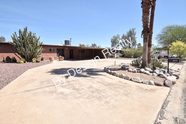 Building Photo - Spacious 3 Bed 2 Bath Eastside Home w/Huge Yard & Fireplace