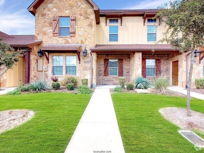 Building Photo - 4/4 Barracks townhome