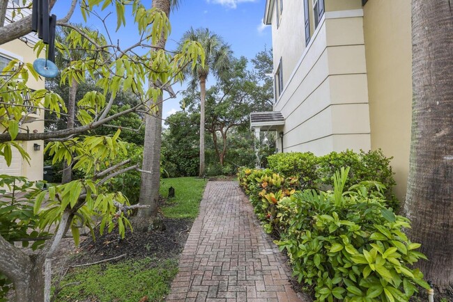 Photo - 616 NW 38th Cir