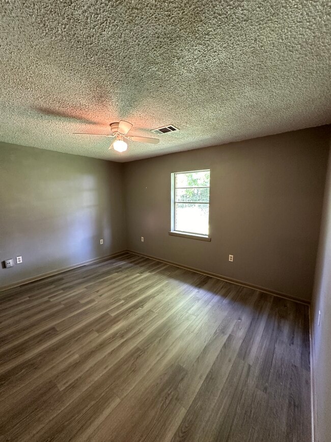 Photo - 105 Wells Dr
