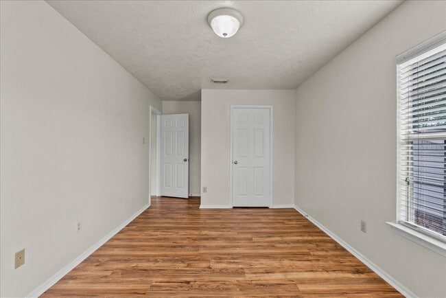 Photo - 430 Redway Ln