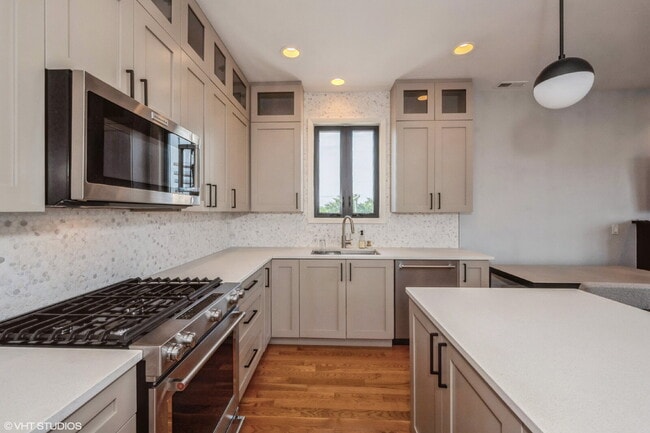 Photo - Impeccable 3 bedroom 2.5 bath condo located in the heart of Ukrainian Village / Humboldt Park / W...