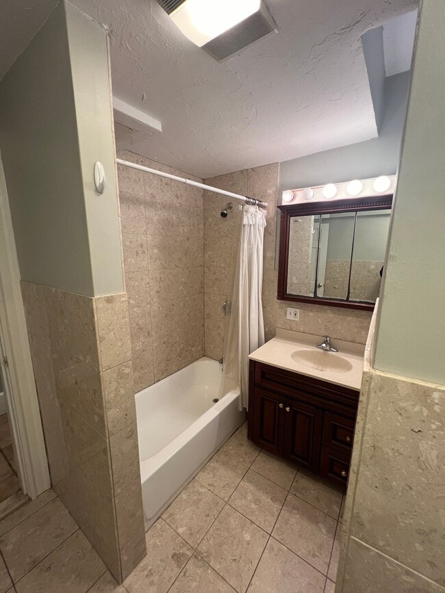 Photo - 14-16-16 Hamilton Rd Unidad 14-A