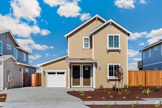 Building Photo - Lower 2 bed 1 bath townhome with garage an...