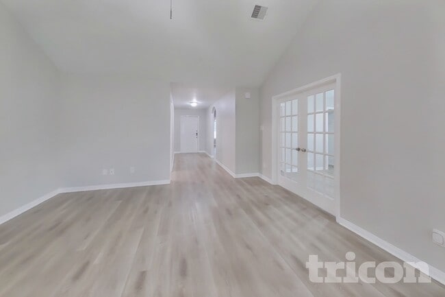 Photo - 308 Crooked Pine Court