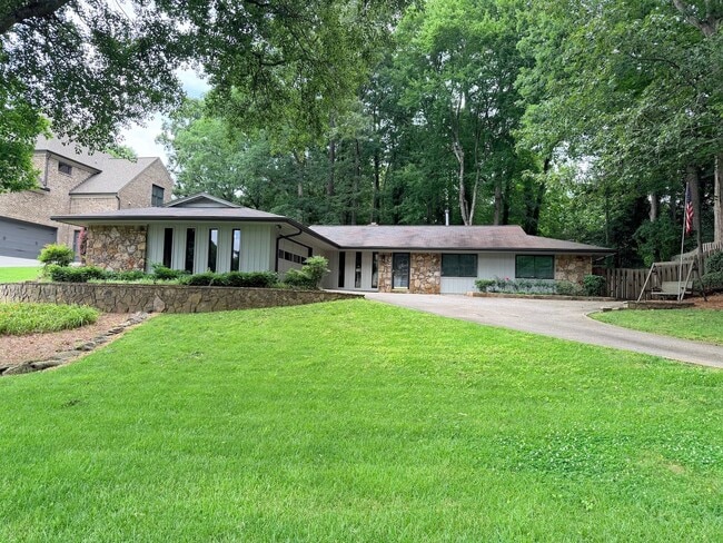 Building Photo - Beautiful Ranch Home in East Cobb's Indian Hills Subdivision!