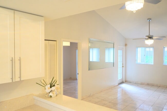 Building Photo - 201 NW 7th St Unit 403