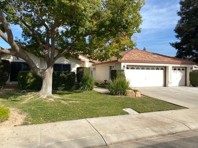 4 bedroom with a 3 car garage! - 4 bedroom with a 3 car garage! House