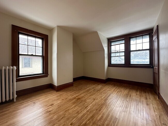 Photo - Charming 5 Bedroom House in St.Paul!