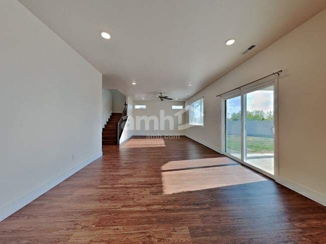 Photo - 1029 N Barkvine Ave