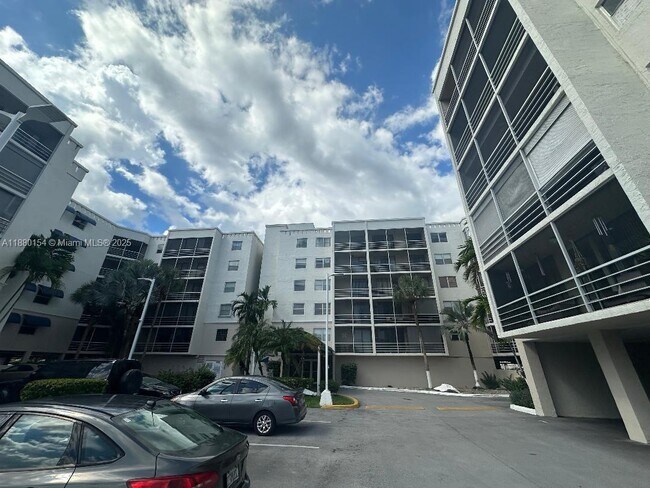 Photo - 2821 NE 163rd St Unidad 2R