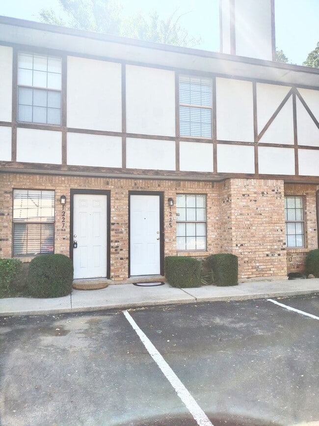 Building Photo - 2 Bedroom 2.5 bath apartment in residential south Denton area. Ecellent location.