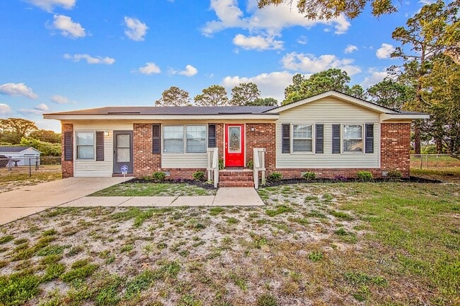 Building Photo - 3 Bed, 2 Bath Nest Near Cape Fear Valley