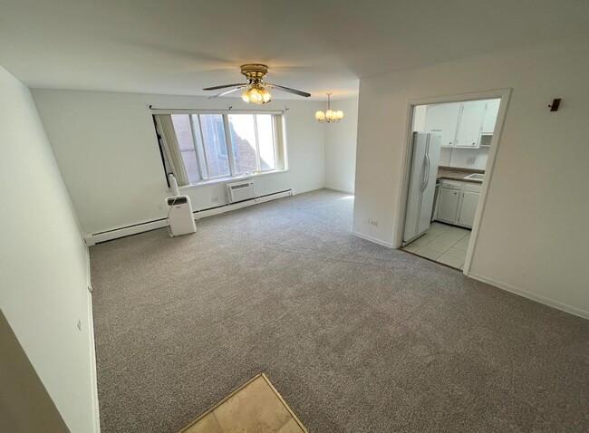 Building Photo - 539 W Stratford Pl Unit 405