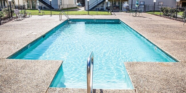 Bayou Rouge Pool
