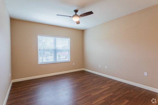 2BD, 1BA - 800 SF