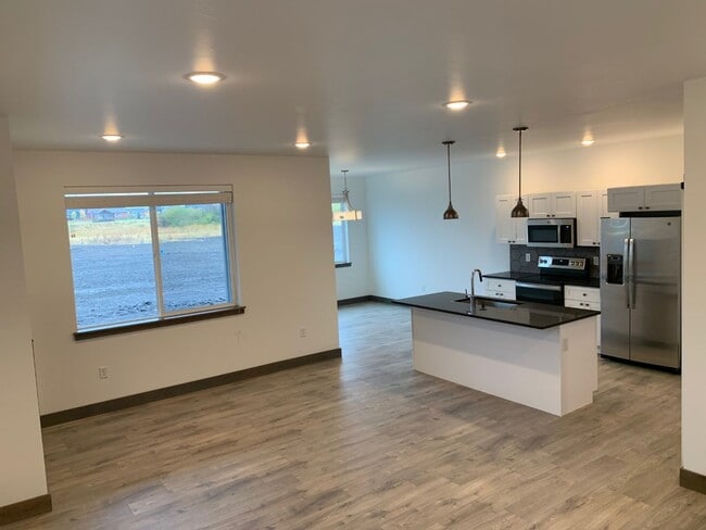 Building Photo - 3 Bed/2.5 Bath Townhome! Beautiful Finishes With 2 Patios That Over-Look a Park Setting!