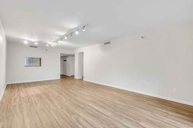 Photo - 201 W Laurel St