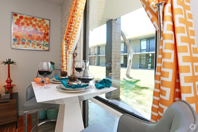 1BR, 1BA - 650 SF Renovated
