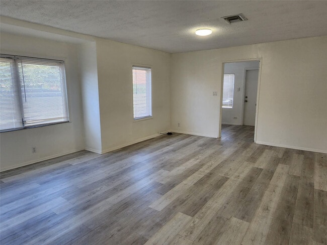 Photo - 2466 Lincoln St