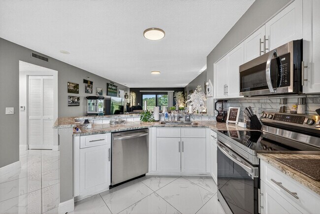 Photo - 2334 S Cypress Bend Dr Unidad 511