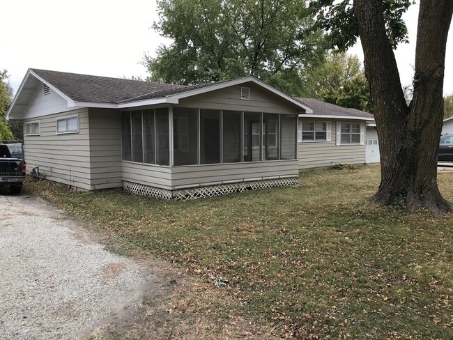 Photo - 611 N Sycamore St