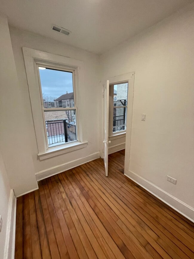 Building Photo - 1450 W 18th St Unit 3 Rear