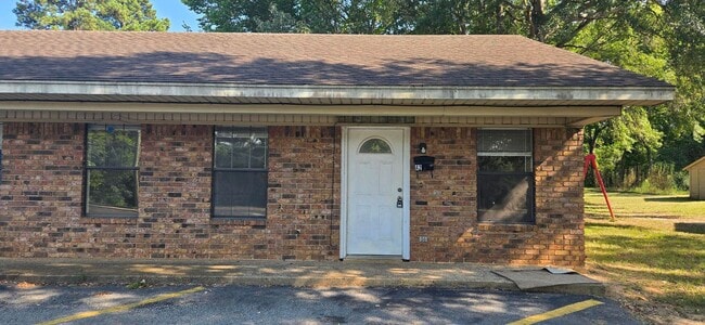 Building Photo - Available Now! 2 Bedroom 1 Bath Close to E... Rental