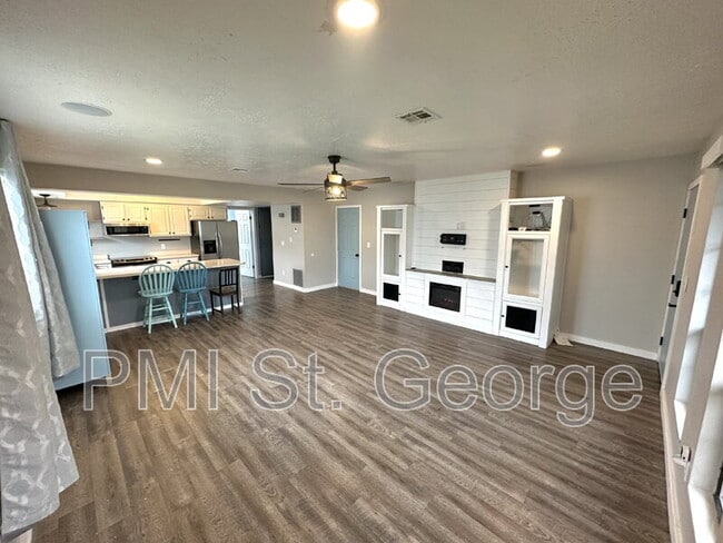 Photo - 460 S Main St