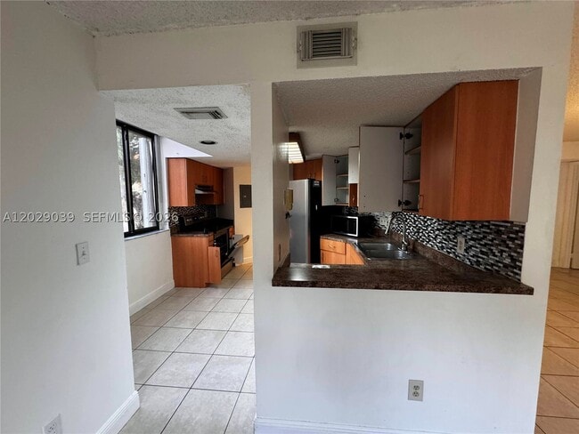 Building Photo - 9741 SW 138th St Unit ID1R