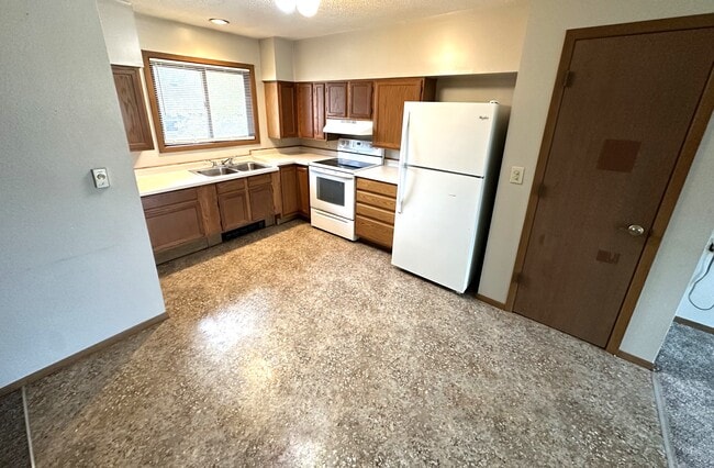 Photo - 608 W 3rd St