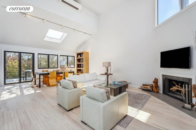 Photo - 24 Wyandanch Ln