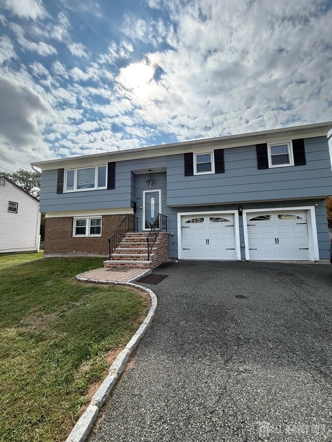 Photo - 308 Oak Pl