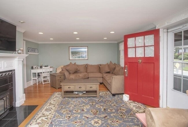 63 Glades Rd