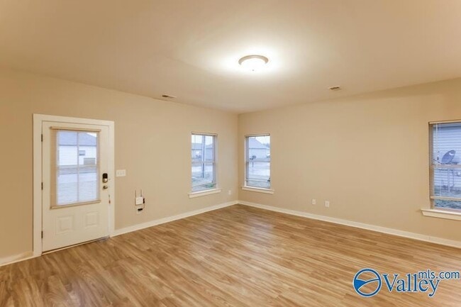 Photo - 611 White Oak Cir