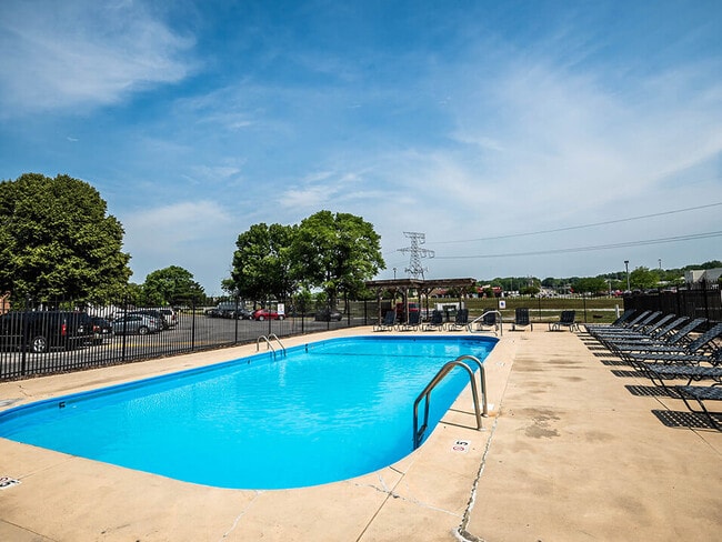 Disfruta del sol junto a la piscina. - Centre Ridge